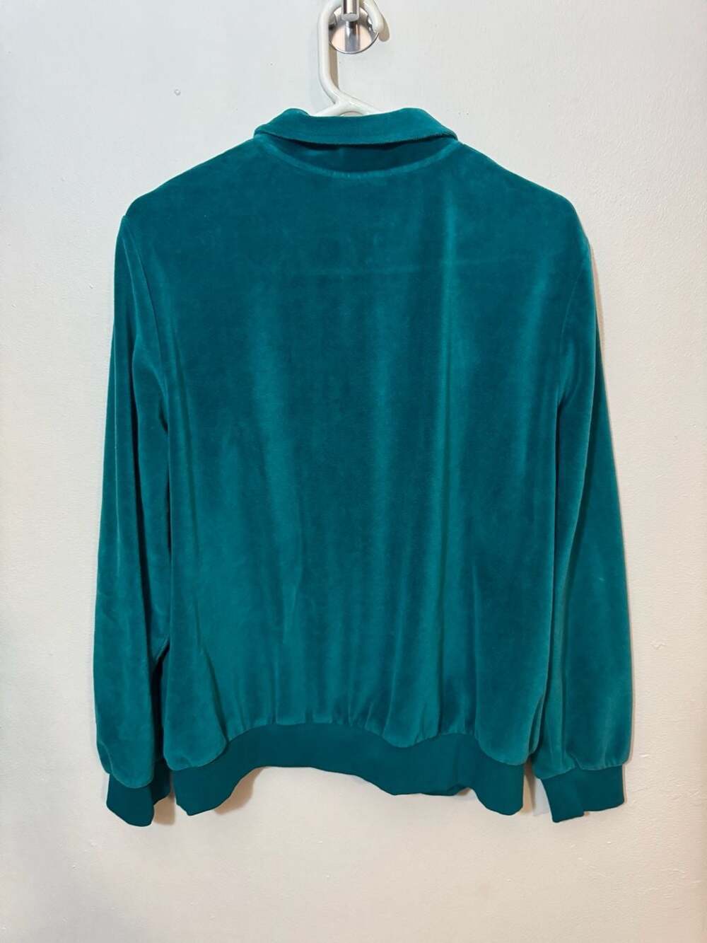 Alfred Dunner Vintage-style  teal velour pullover top with elegant gold stud flo - Picture 2 of 6